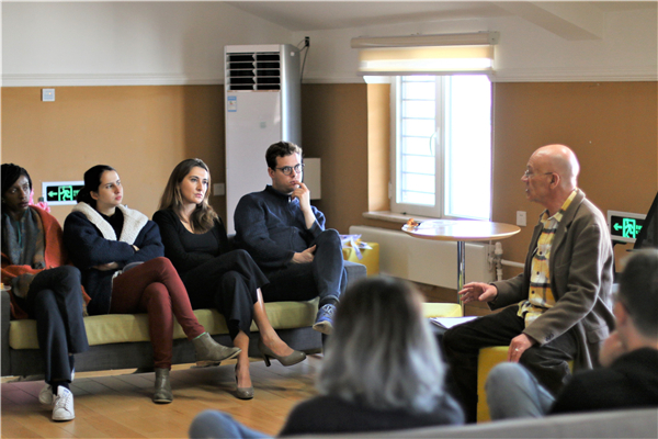 外国专家与学生们探讨十九大精神.jpg 外国专家与学生们探讨十九大精神.jpg