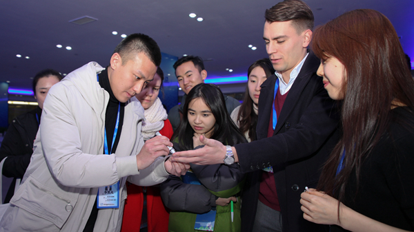 Day 1 朗玛公司体验便携仪器测试血糖.jpg Day 1 朗玛公司体验便携仪器测试血糖.jpg