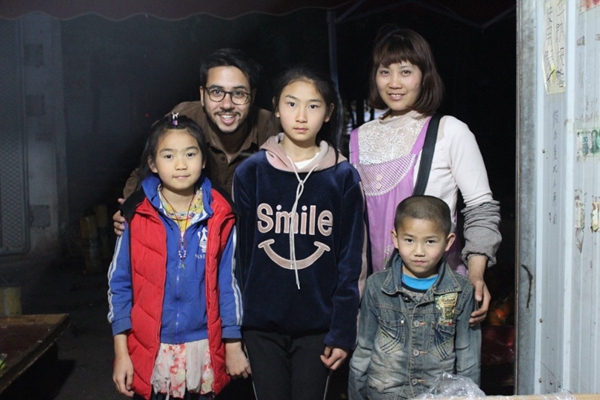 1559802915140554.jpg Interview with members of a fruit vending family in Kunming.jpg